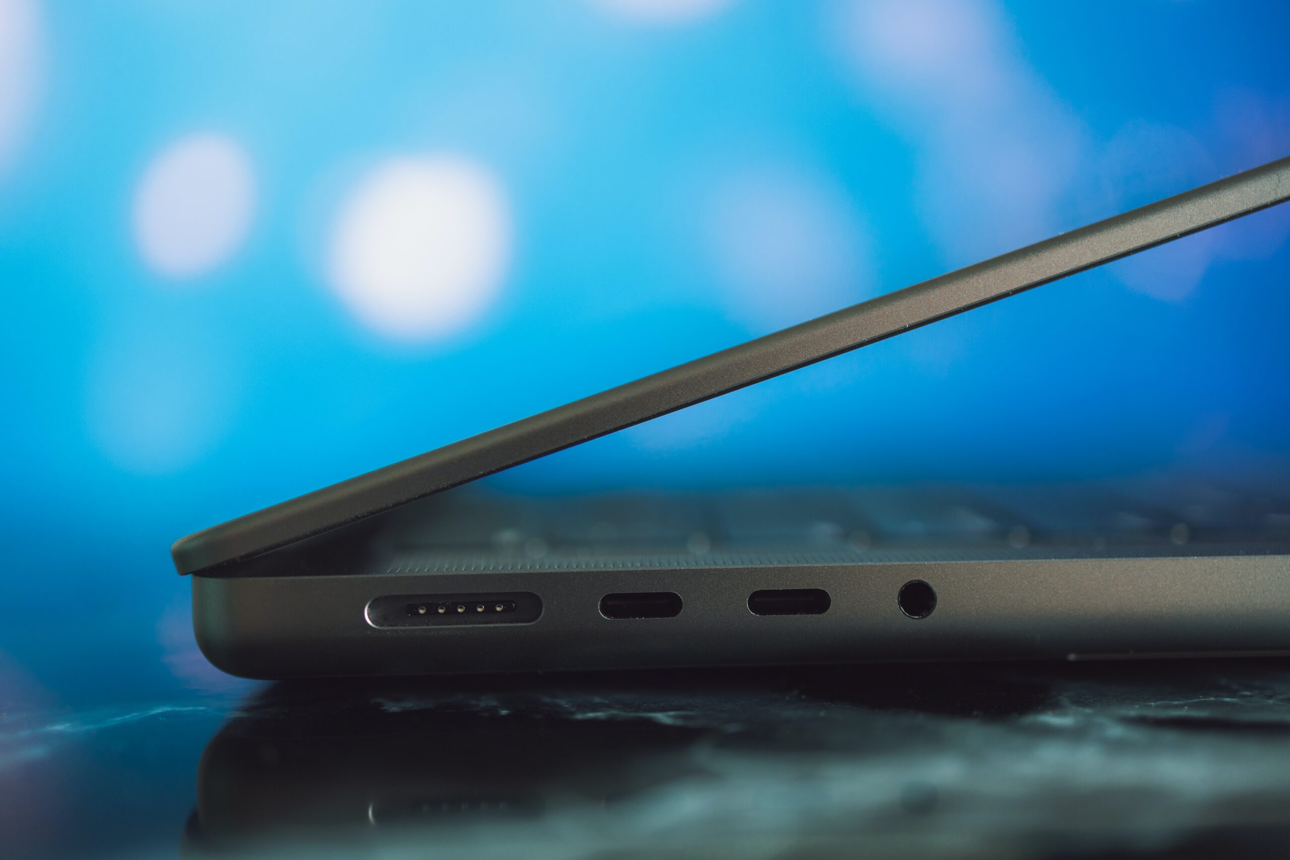 Close up photography of a MacBook Pro 14 inch and its set of contacts on the left side